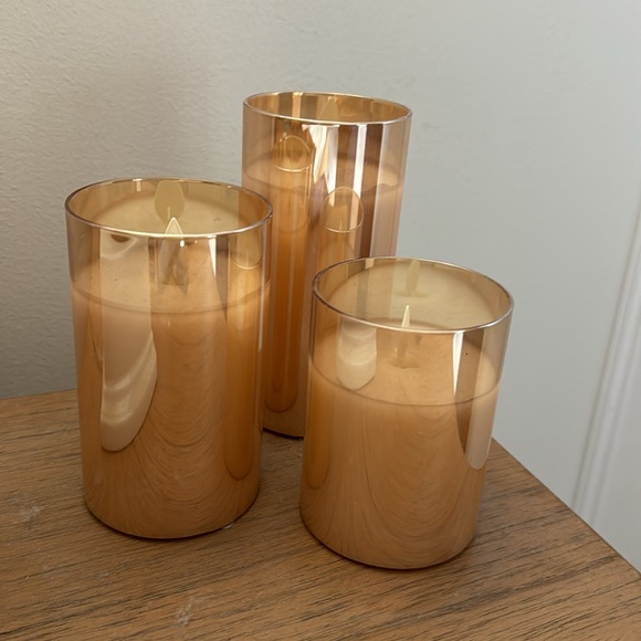 Flameless remote controlled candles (needs new batteries) - Picture 9 of 10